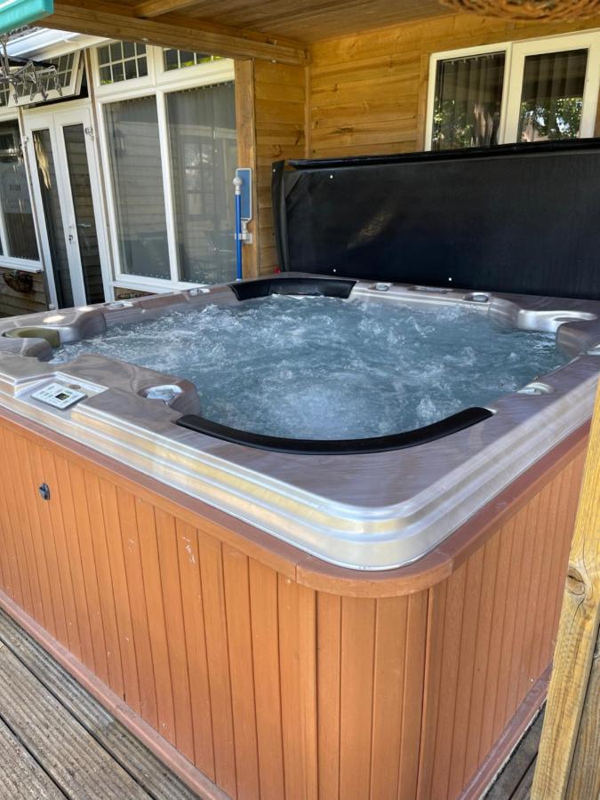 Cosy Cabin By The Seaside With Hot Tub Daire Birchington-on-Sea Dış mekan fotoğraf